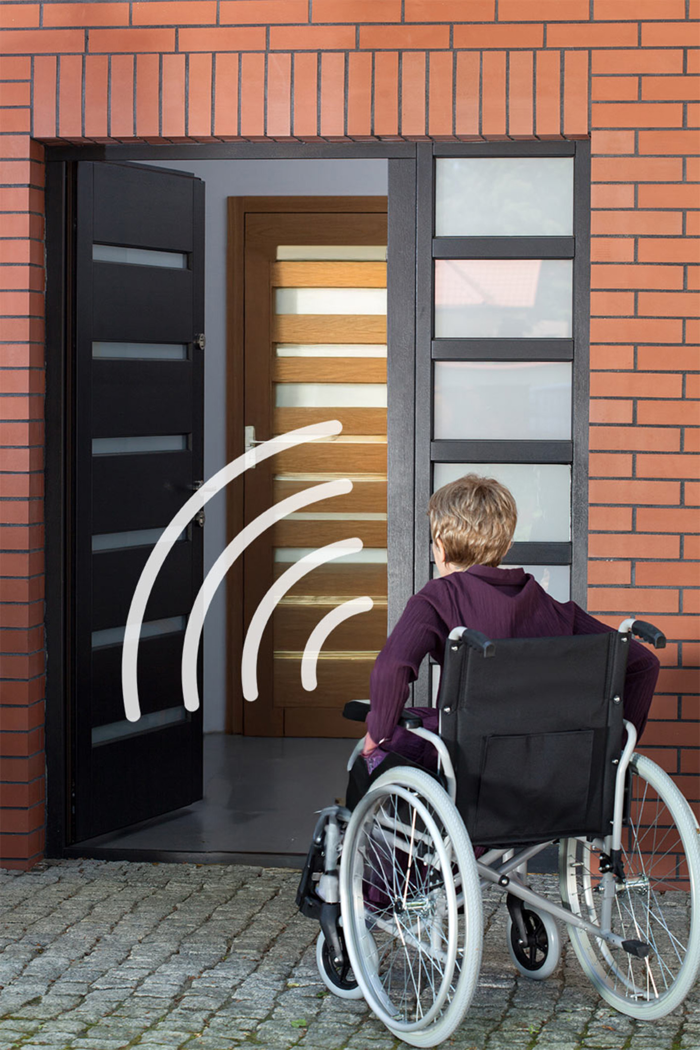 Frau im Rollstuhl vor einer modernen Eingangstür mit Funktastensystem. Symbolische Funkwellen visualisieren die Türsteuerung